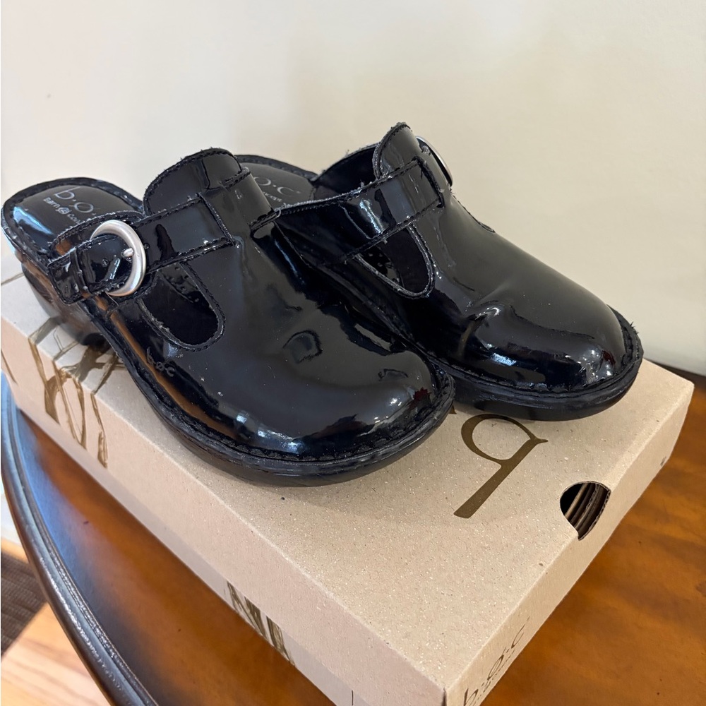 EUC Born Women’s Black Shiny Clogs, Size 6